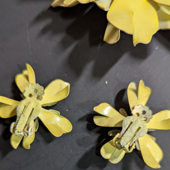 Yellow Enamel Daisy Clip Earrings Brooch Pin Set  Vintage Flower Power Retro - Picture 6 of 7